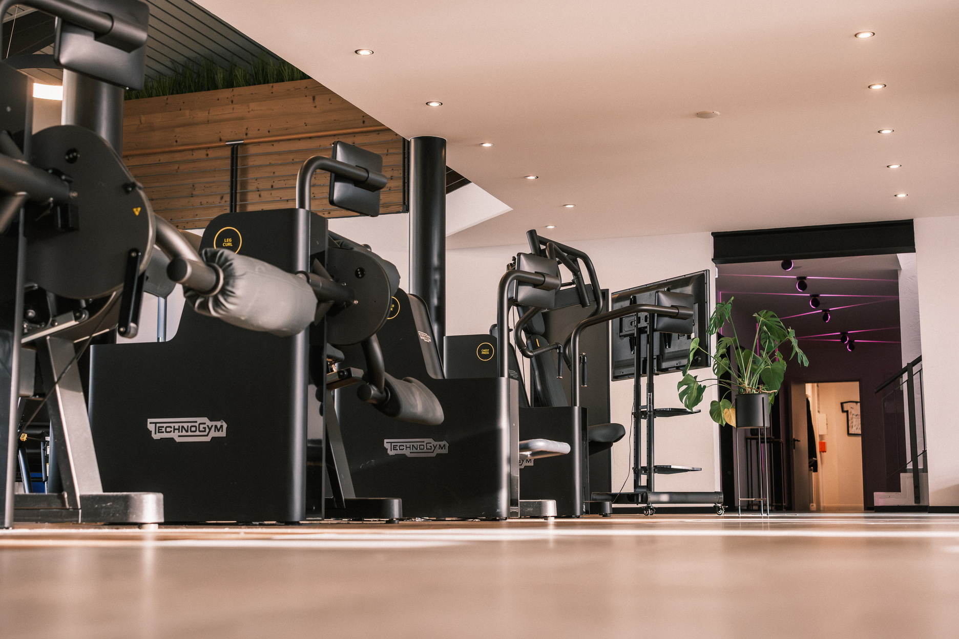 Ein moderner Trainingsbereich mit E-Gym-Geräten