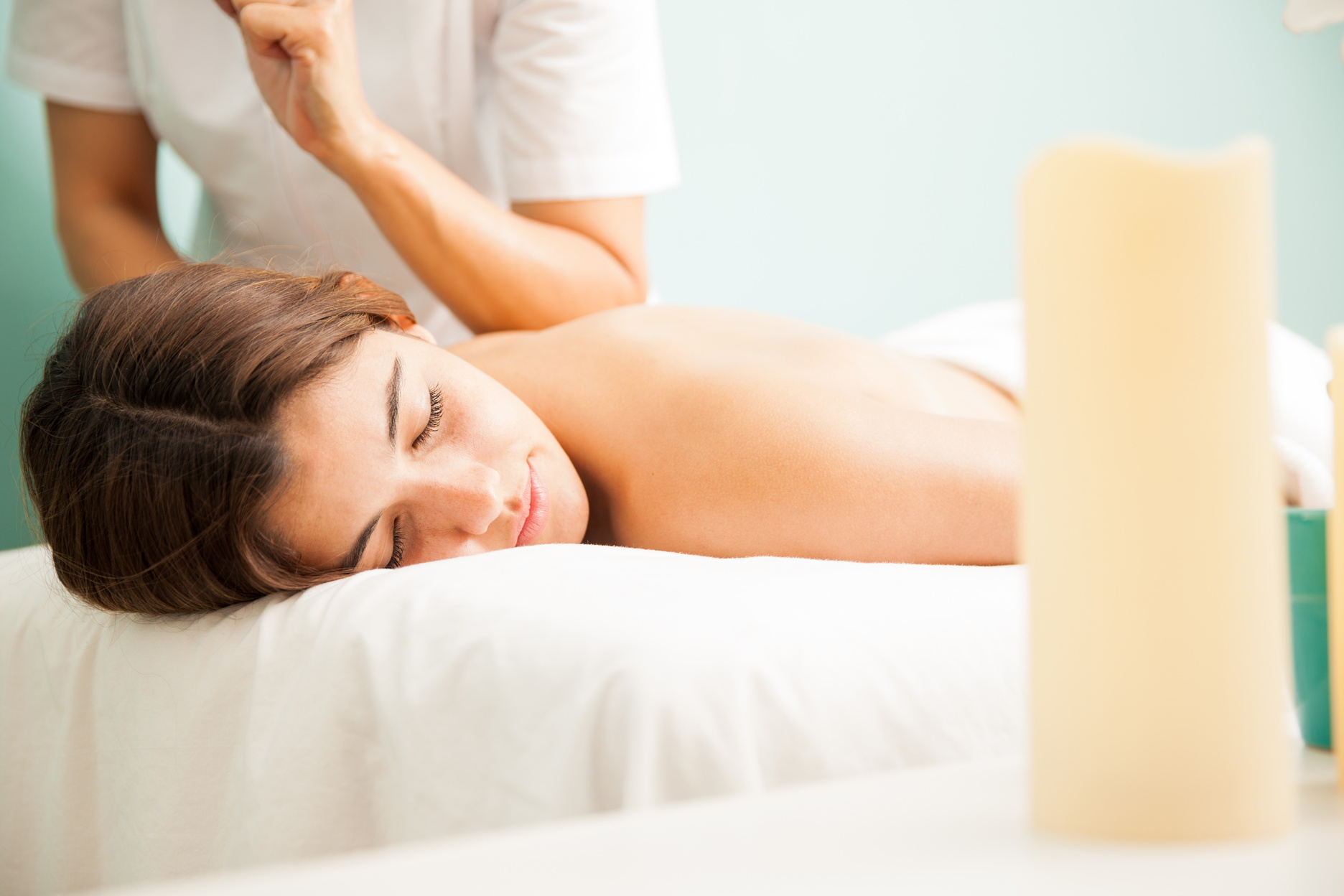 Eine Frau erhält eine Lomi Lomi Massage.