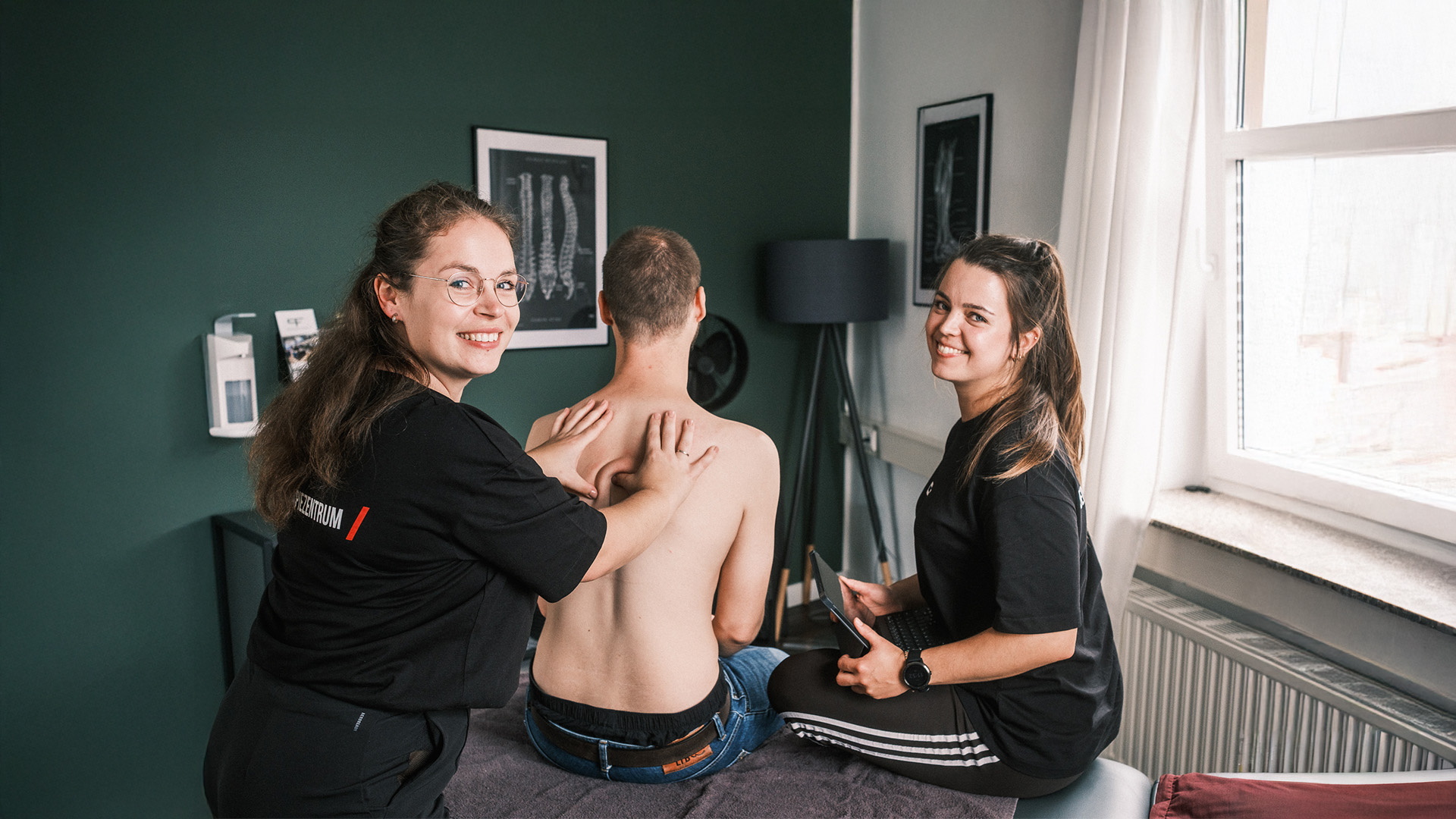 Eine Collage mit einer Frau die einen Apfel hält und einer Frau die Yoga auf einer Matte macht