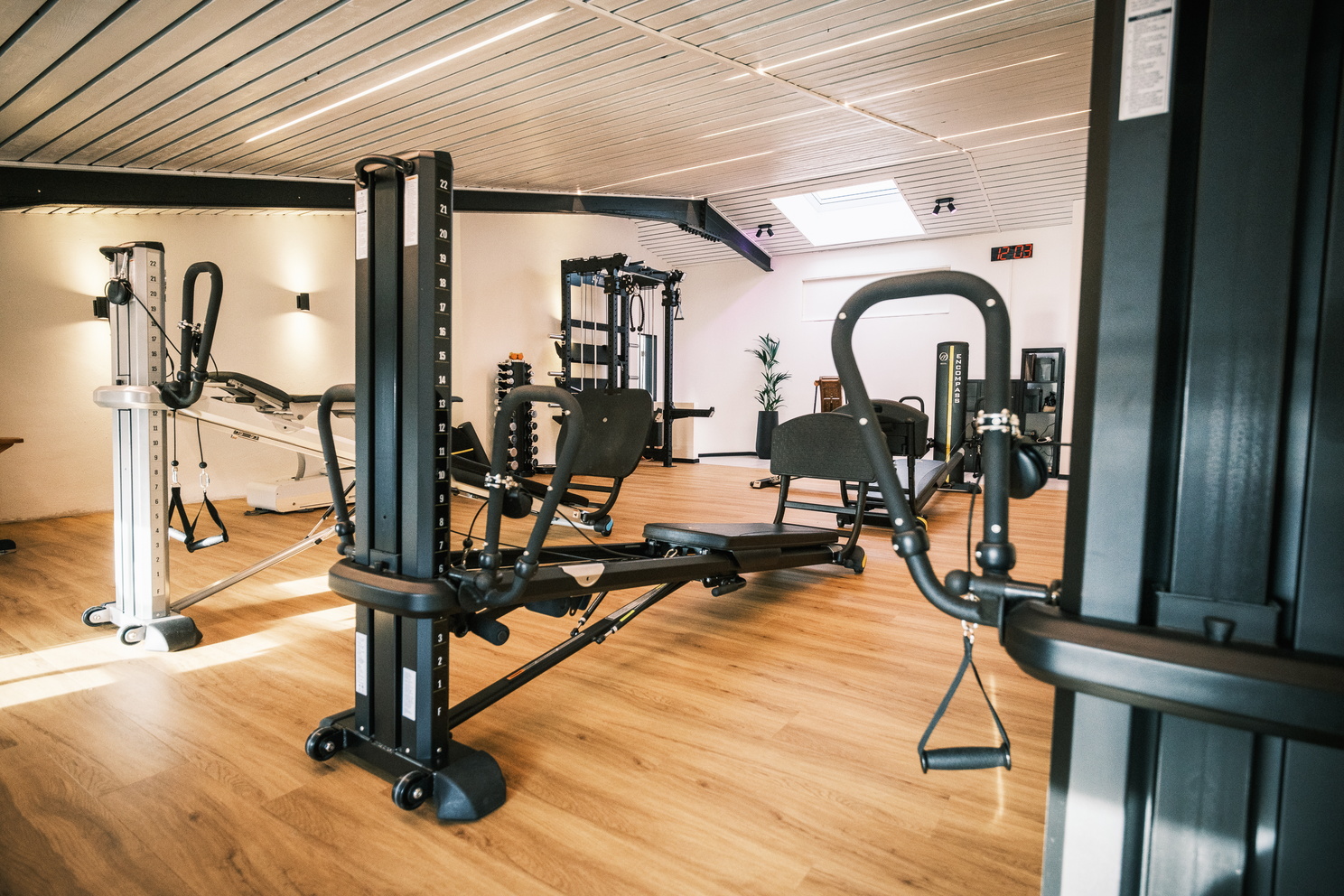 Eine Therapieraum mit mehreren Trainingsgeräten