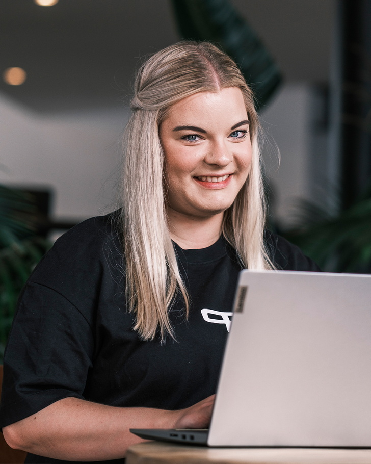 Lisa, Assistenz der Geschäftsleitung (Hover)