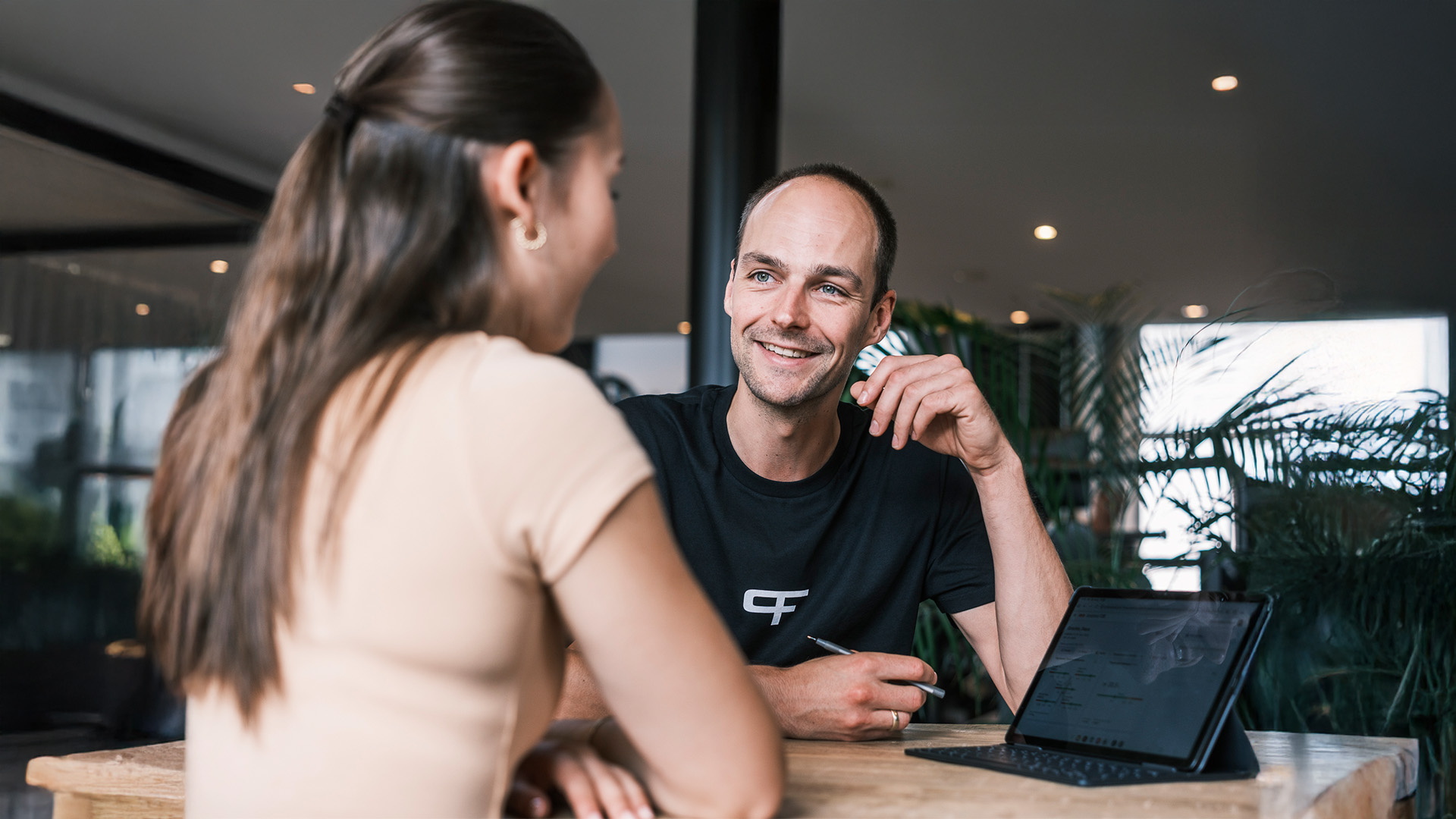 Eine Collage mit einer Frau die einen Apfel hält und einer Frau die Yoga auf einer Matte macht