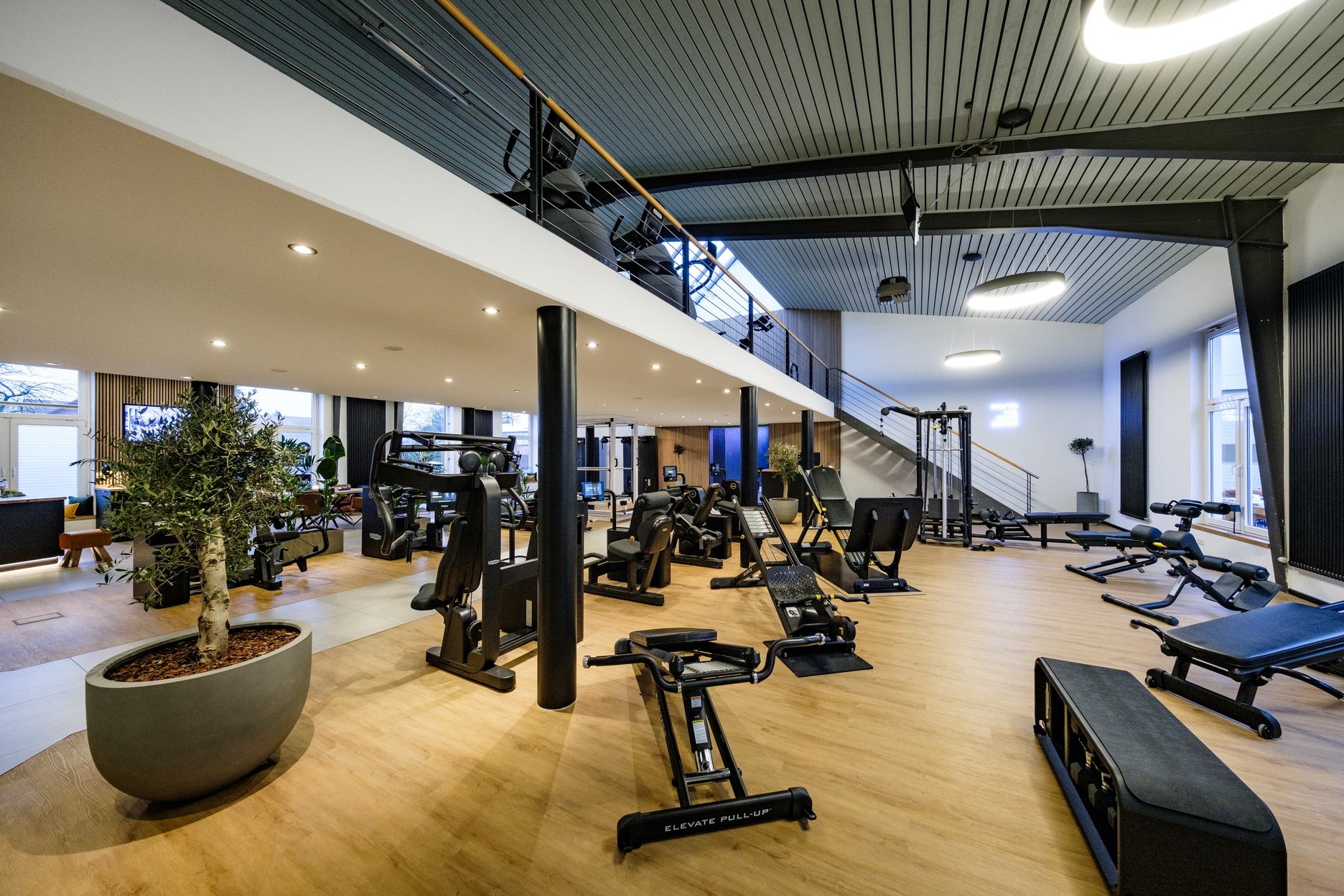 Trainingsbereich mit modernen Geräten, offenen Flächen und freundlicher Atmosphäre
