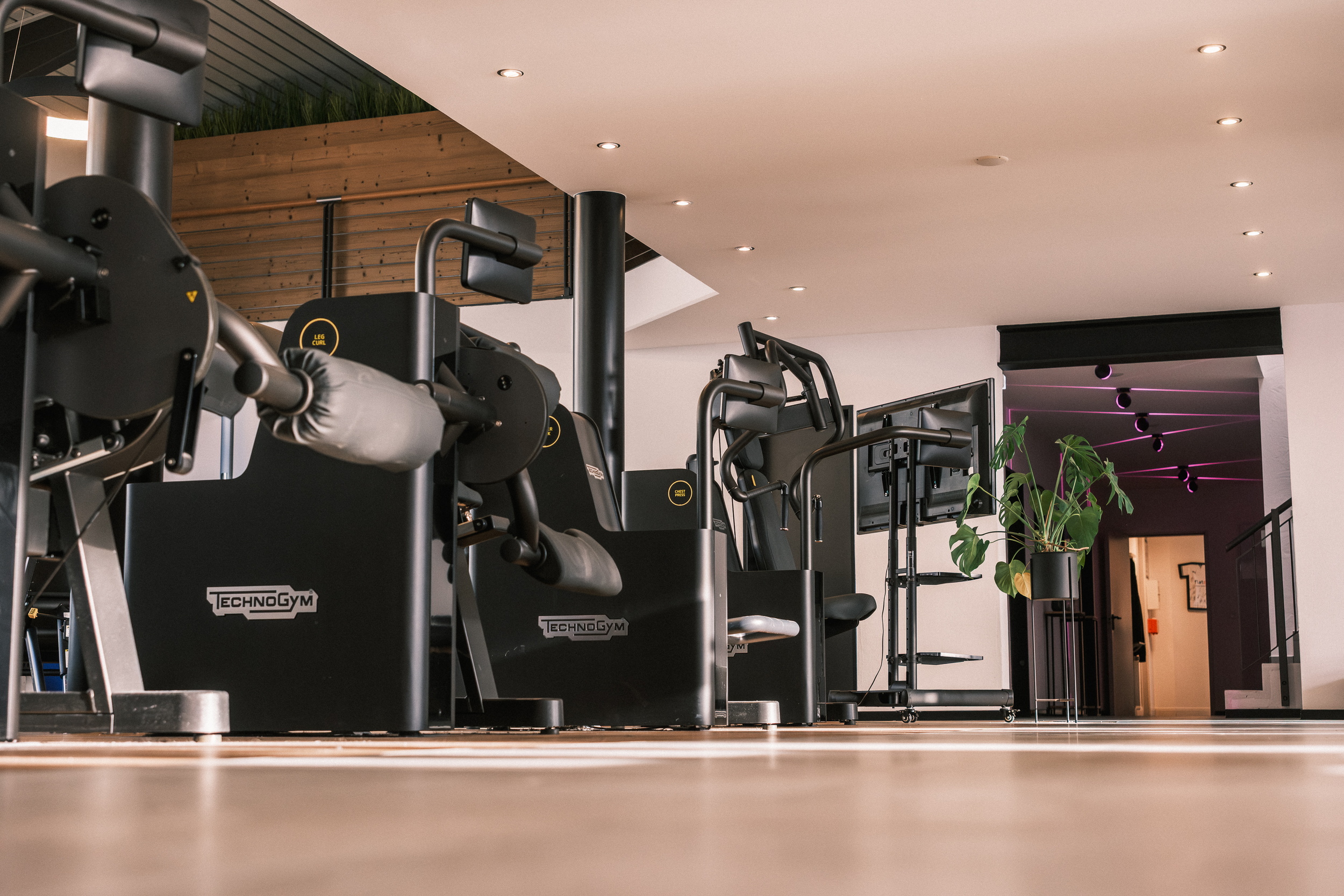 Ein Trainingsbereich mit E-Gym-Geräten.