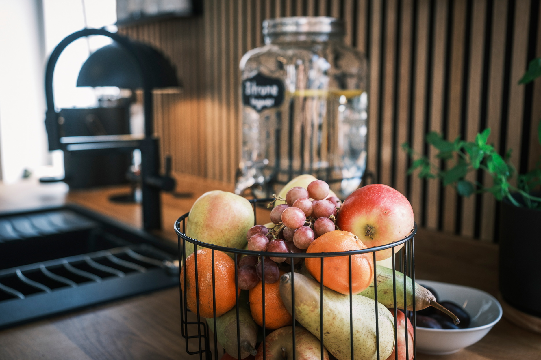 Ein voll gefü+llter Obstkorb auf einem Tresen