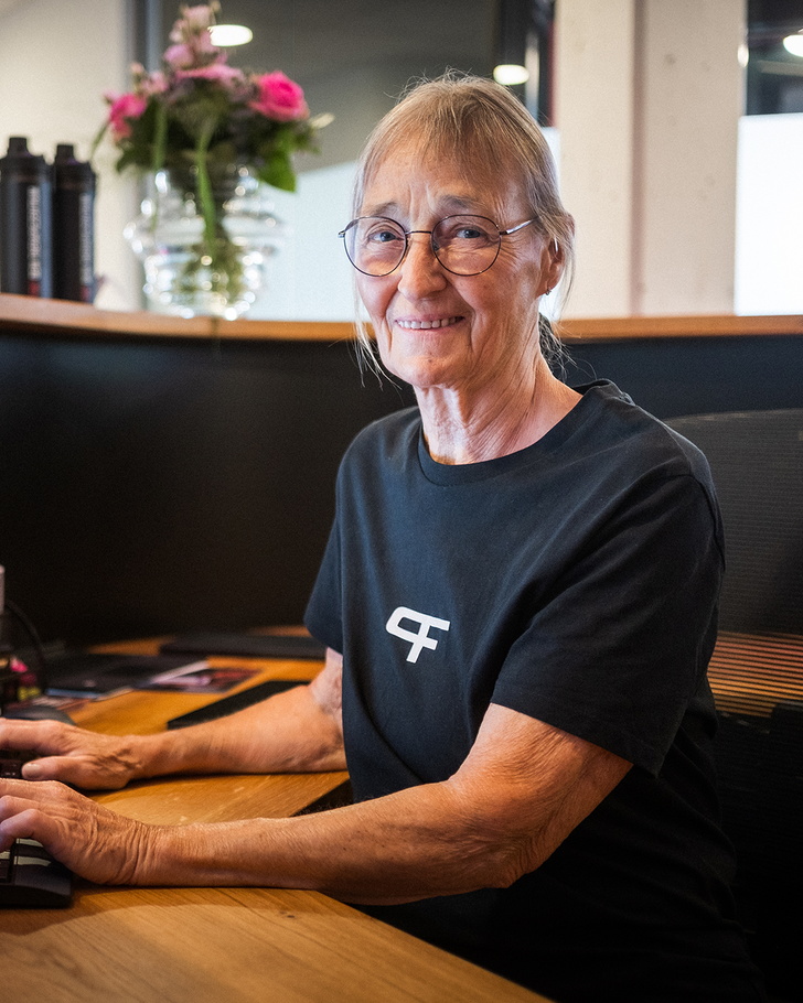 Denise, Buchhalterin (Hover)