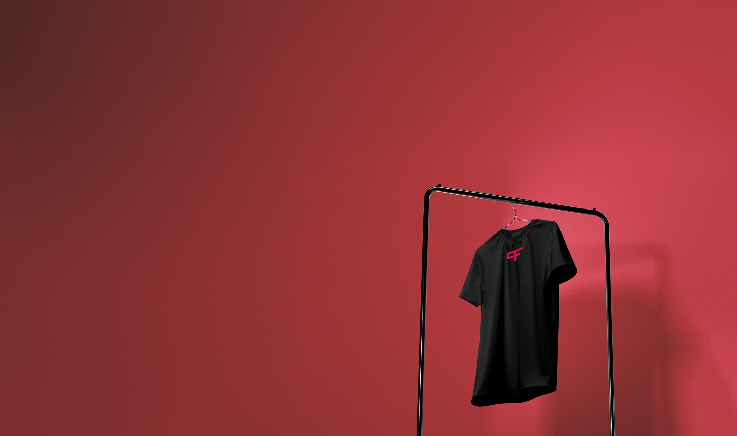 Ein T-shirt hängt an einer Kleiderstange mit rotem Hintergrund