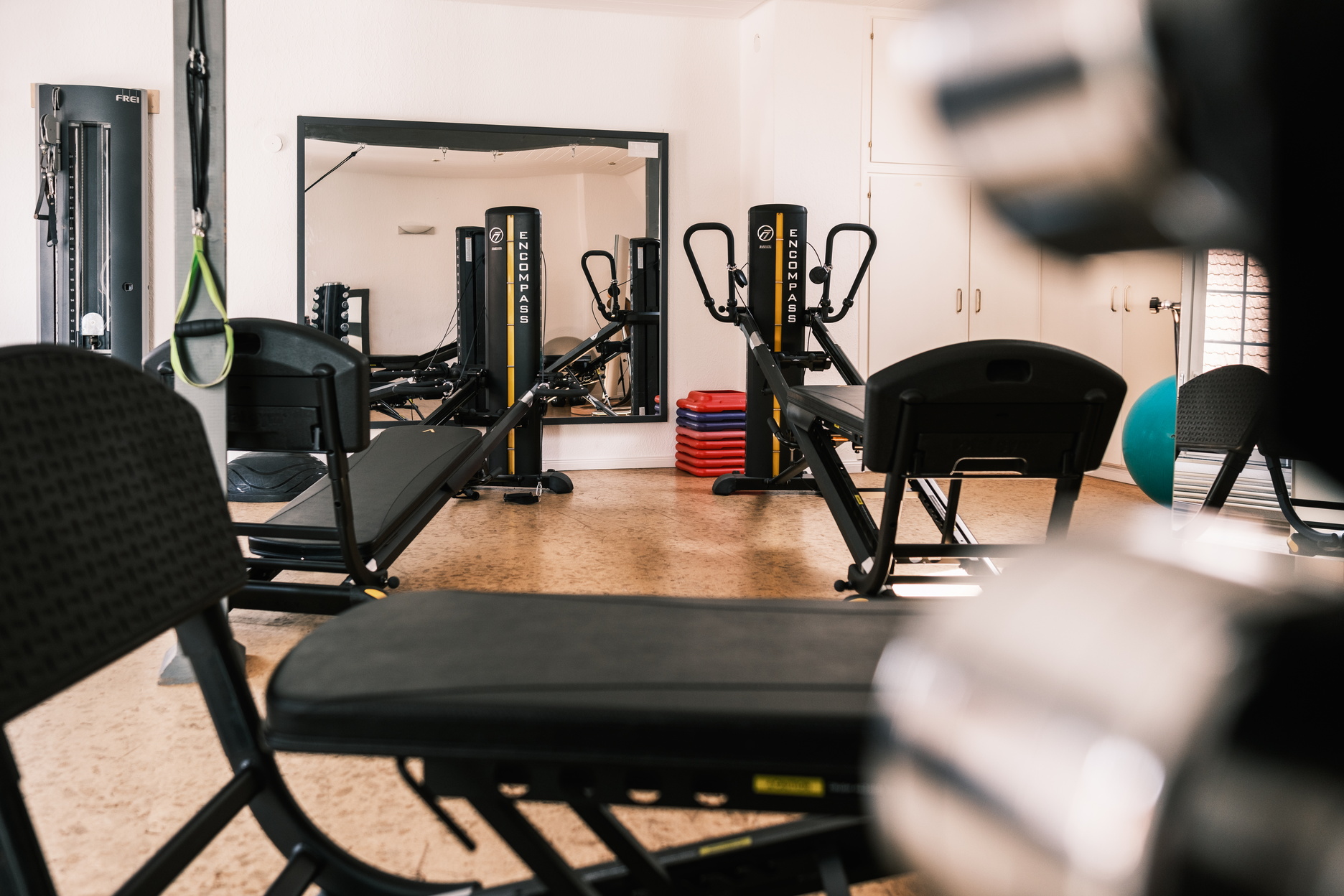 Ein Trainingsraum mit mehreren Total Gym Geräten für therapeutische Übungen.