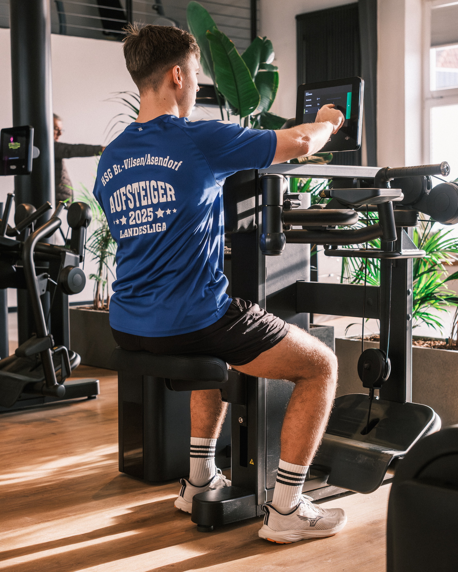 Ein junger Mann trainiert an einem Trainingsgerät.