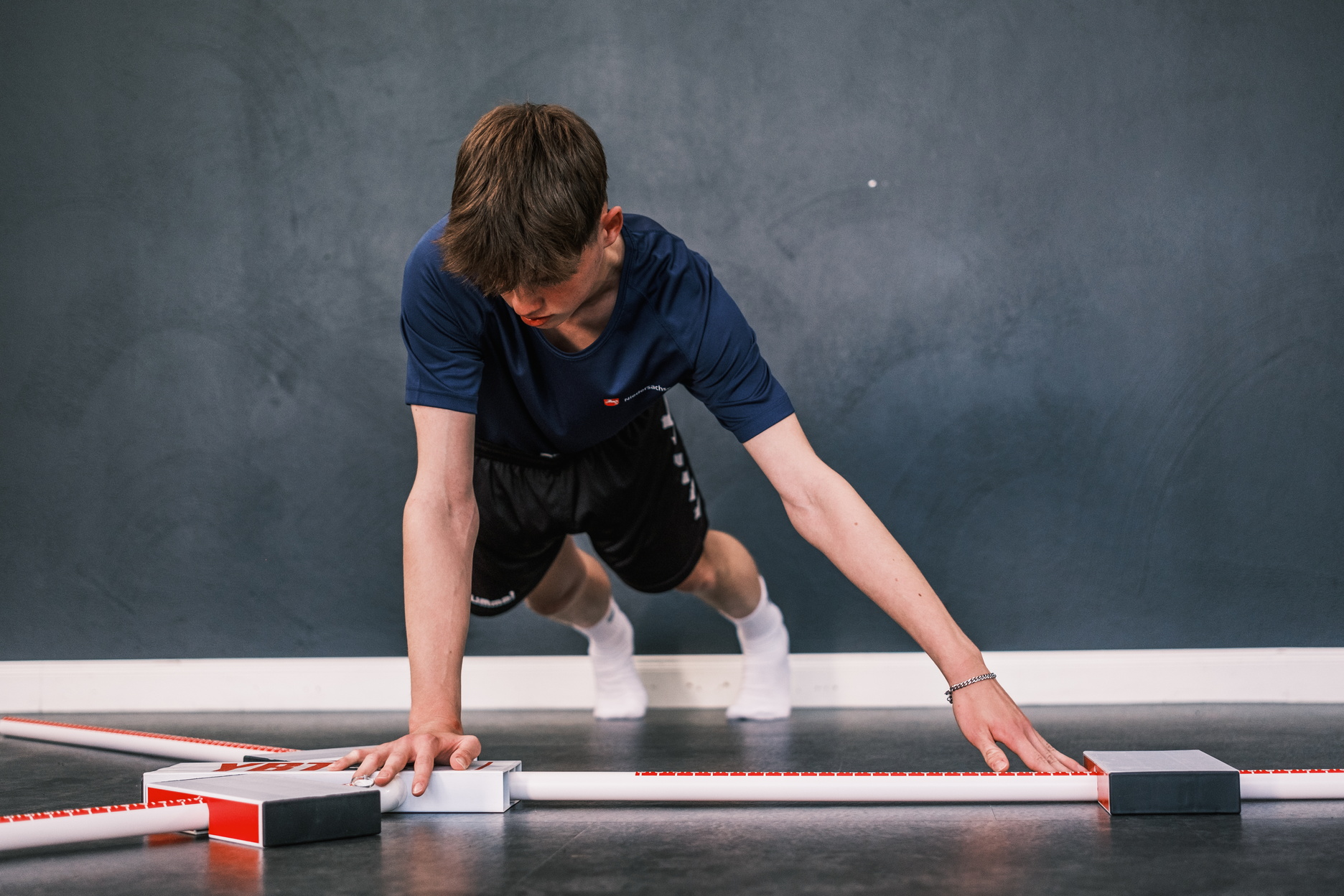 Ein Junge macht eine Beweglichkeitstestung.