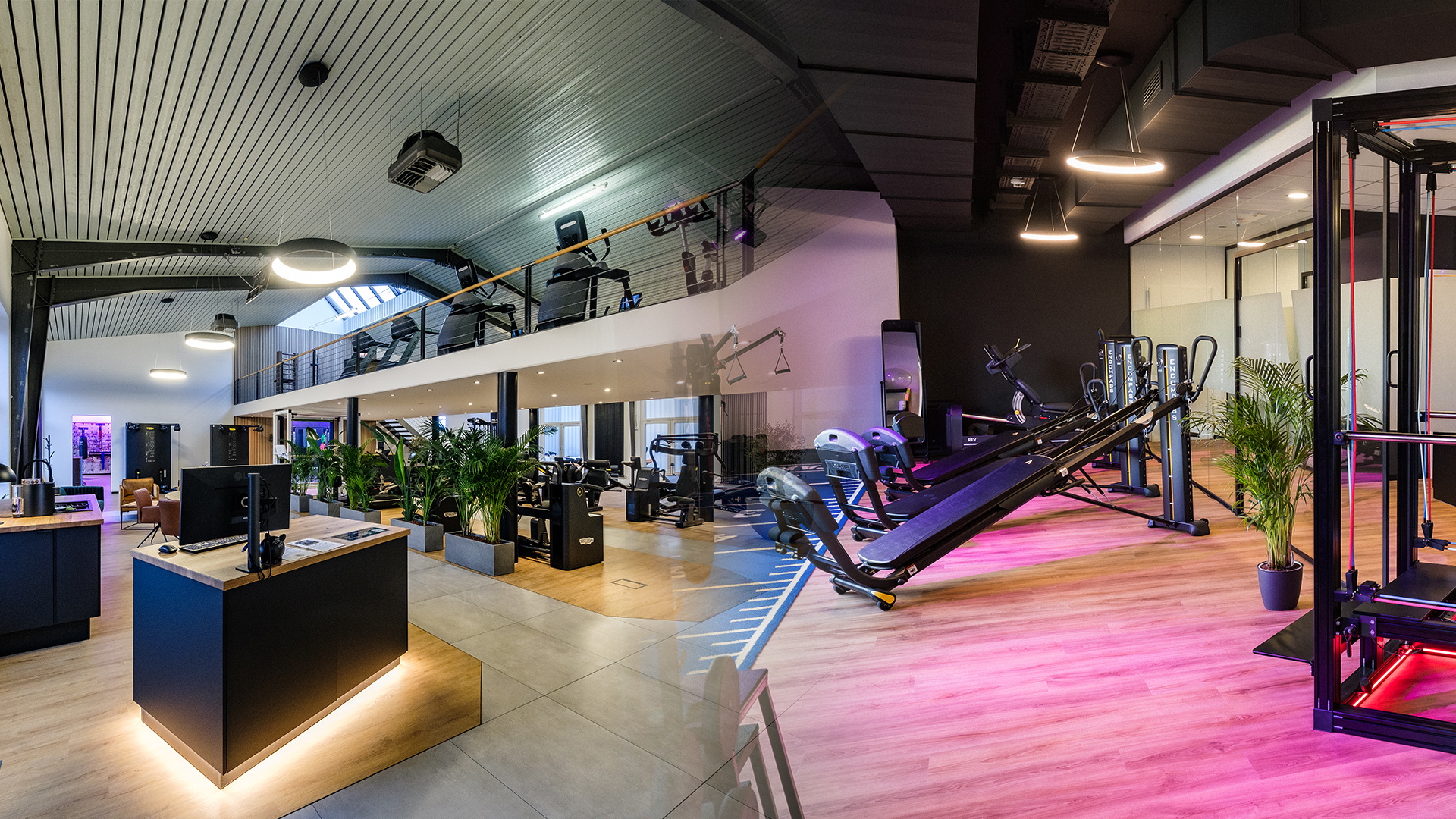 Ein modernes Trainingszentrum mit Empfangsbereich und Fitnessgeräten