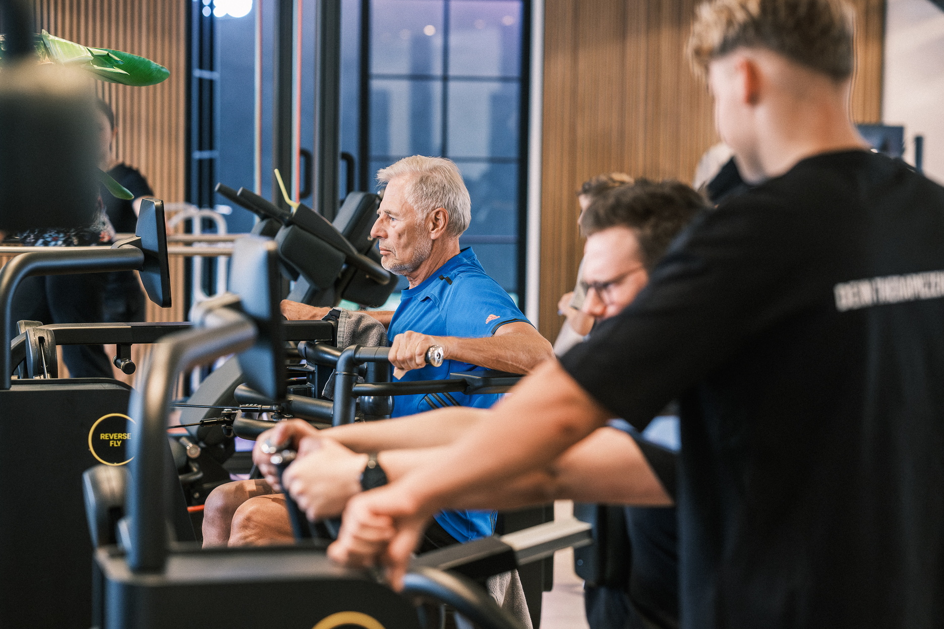 Mehrere Personen trainieren nebeneinander an Fitnessgeräten