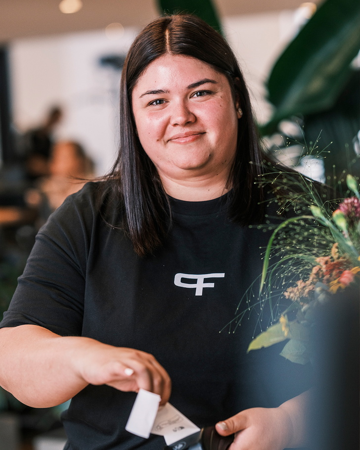 Svea, Buchhalterin und Assistenz der Geschäftsleitung (Hover)