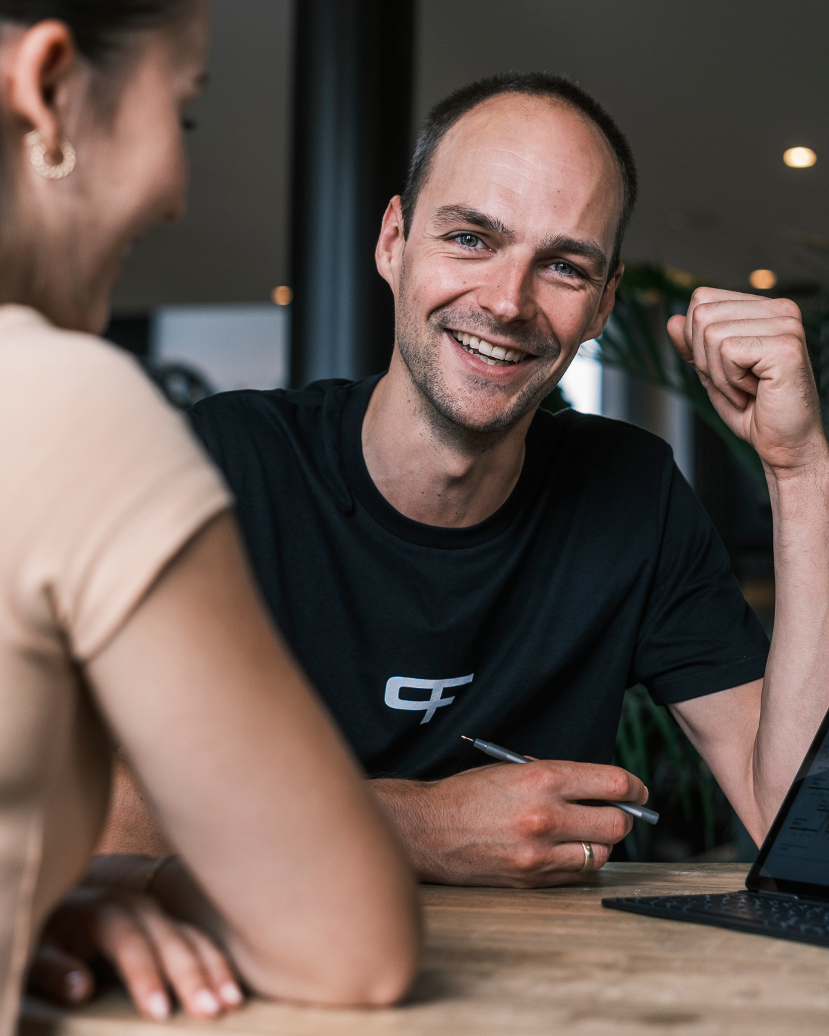 Eine Gruppe von Menschen macht gemeinsam einen Tanzkurs in einem Trainingsraum